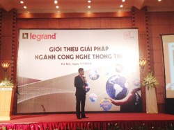 Họa sĩ tranh cát Nguễn Tiến tại sự kiện Legrand